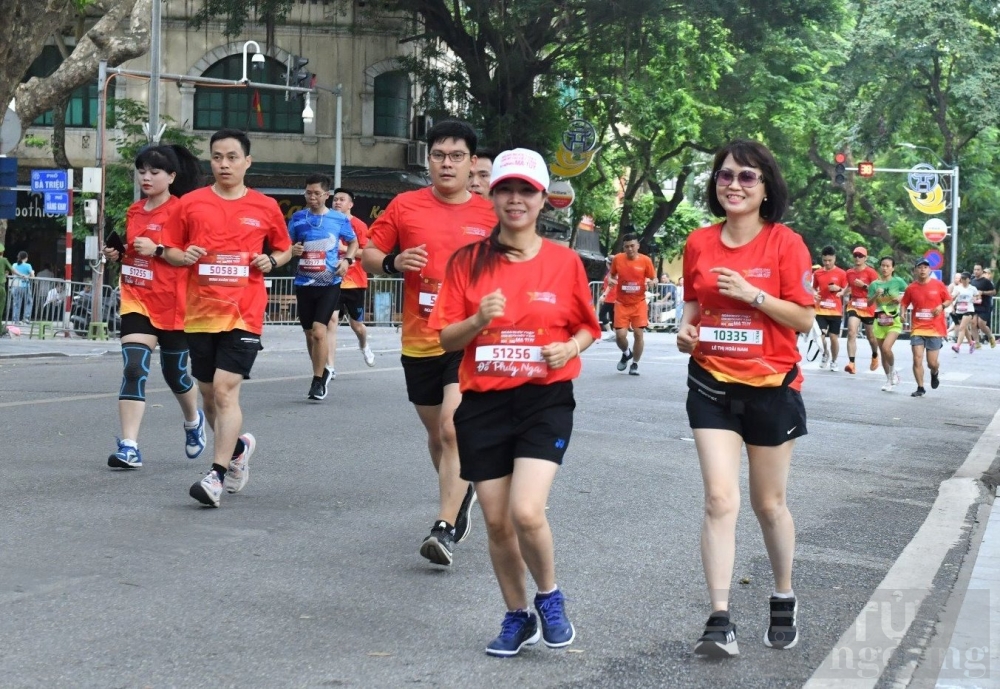 hoa hau ngoc han cau thu van hau tham gia ngan buoc chay vi cong dong khong ma tuy