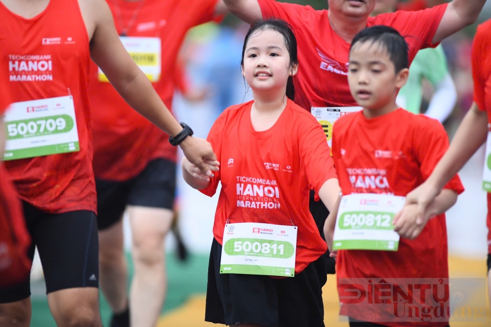 hon 10000 van dong vien den tu 42 quoc gia tham du giai marathon quoc te ha noi techcombank mua thu 3