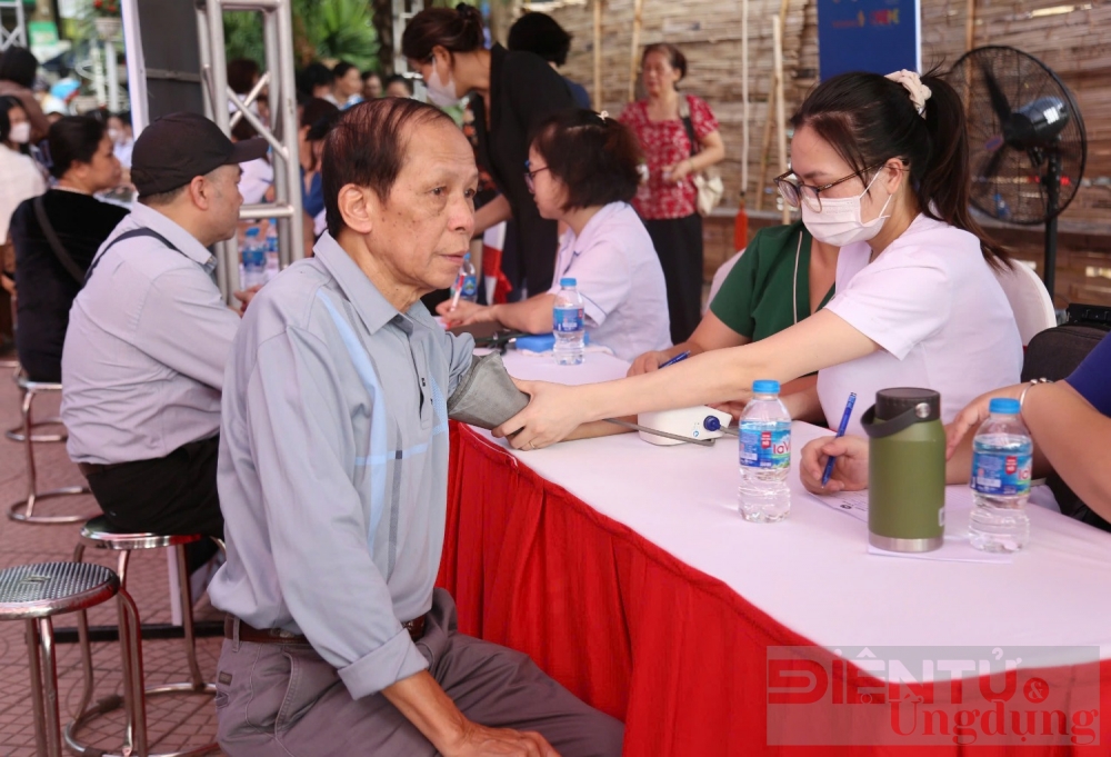 hon 2000 nguoi dan ha noi duoc kham sang loc benh mien phi