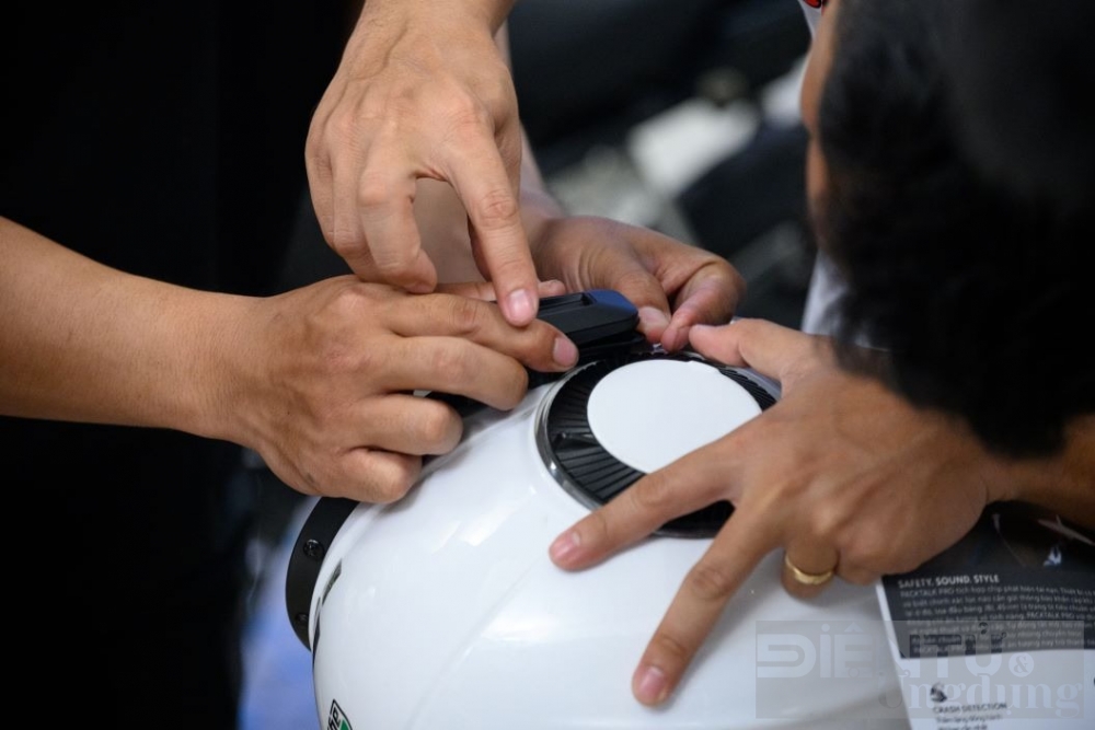 htcamera va cardo systems ra mat tai nghe cao cap danh cho biker