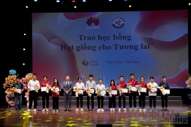 huawei trao tang 50 suat hoc bong cho hoc sinh sinh vien tai nang