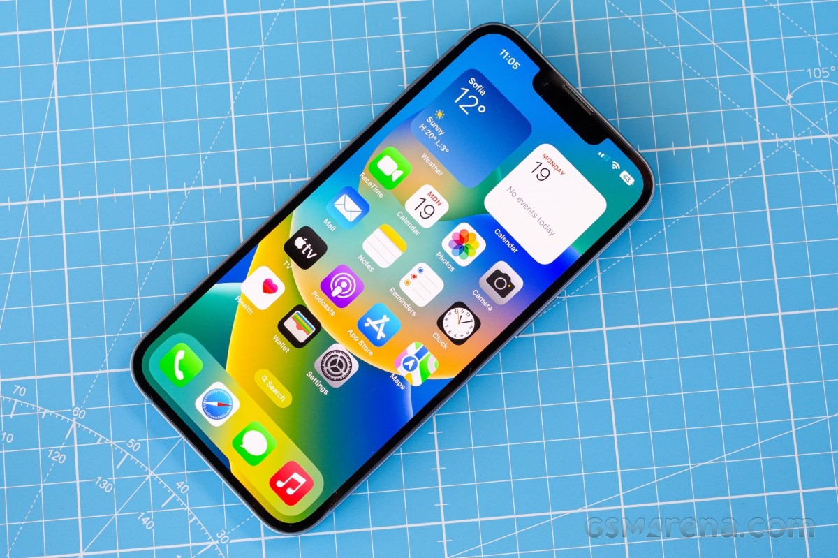 iphone se 4 su tro lai cua iphone 14 voi man hinh oled va camera don