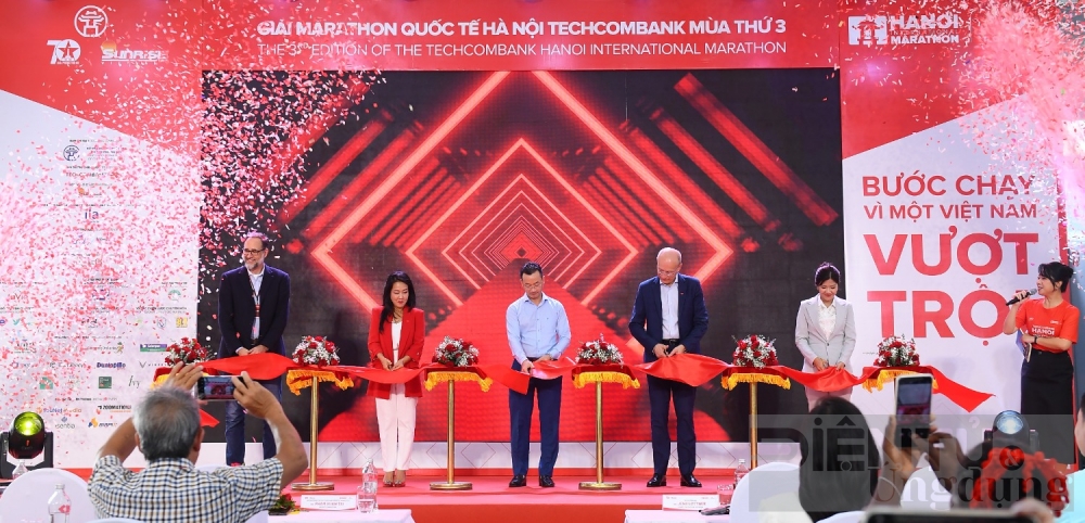 khai mac giai marathon quoc te ha noi techcombank mua thu 3