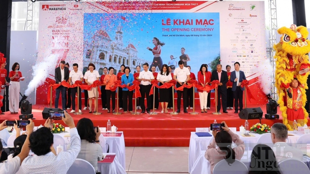 khai mac giai marathon quoc te tp ho chi minh techcombank mua thu 7 khai mac voi so luong vdv tham gia ky luc