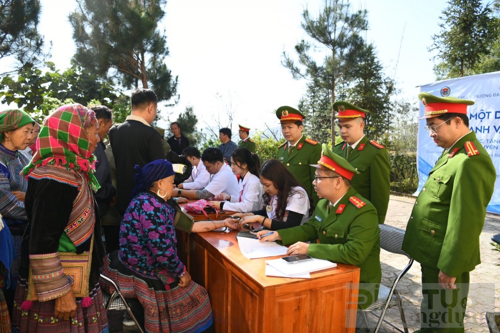 kham benh tang qua cho nguoi dan vung cao kho khan o lao cai