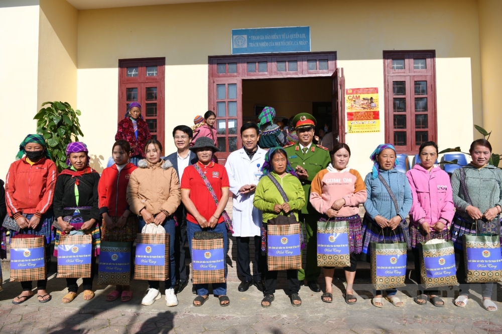 kham benh tang qua cho nguoi dan vung cao kho khan o lao cai