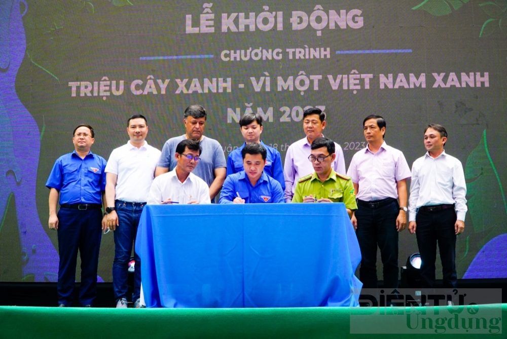 khoi dong chuong trinh trieu cay xanh vi mot viet nam xanh nam 2023