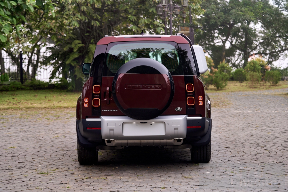 land rover defender 130 moi chuyen gia off roard va on road