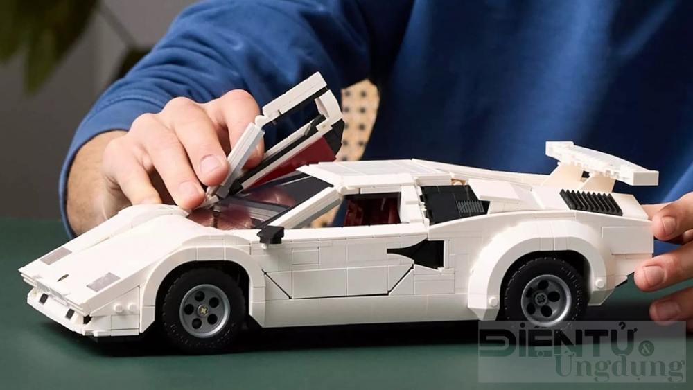lego ra mat mo hinh lamborghini countach voi cua keo va dong co v12 thu nho