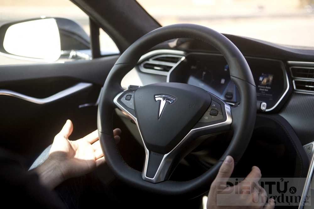 loi phan mem tu lai khien tesla trieu hoi hon 350 ngin xe de khac phuc