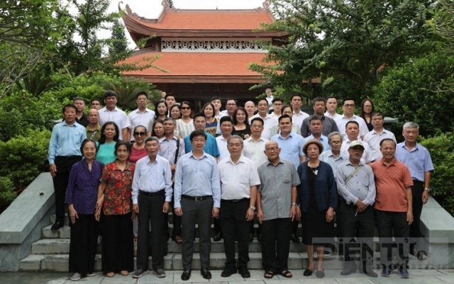 Bộ TT&TT hành hương về nguồn nhân Kỷ niệm 79 năm Ngày truyền thống ngành TT&TT