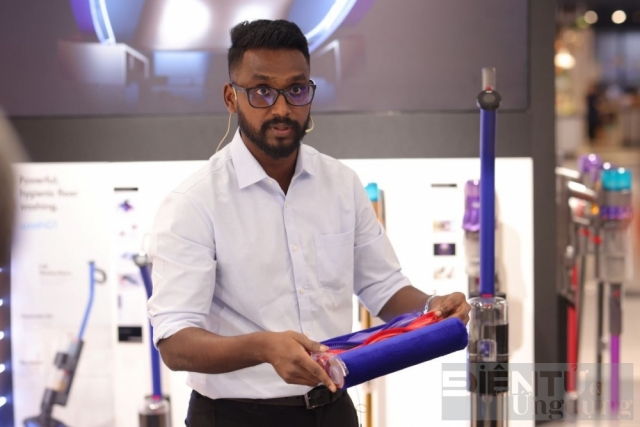 Dyson WashG1: chỉ 1 lít nước có thể làm sạch 290m2 sàn nhà