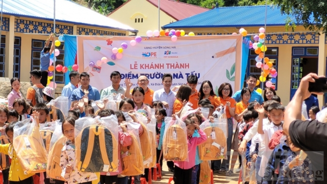 FPT Schools trao yêu thương đến các em nhỏ ở hai điểm trường Nà Tấu và Tiểu học Đứa Mòn