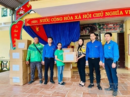 Grab Việt Nam trao tặng 1.500 phần quà là đồ dùng học tập cho các em học sinh tỉnh Lào Cai