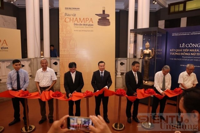 Khai mạc trưng bày chuyên đề 