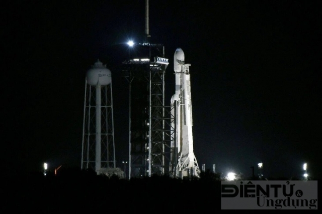 SpaceX thành công phóng vệ tinh khổng lồ vào không gian