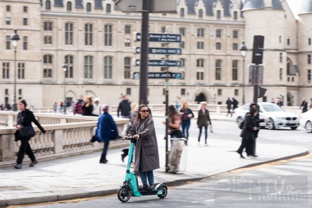 Thị trưởng Hidalgo: Paris sẽ cấm xe scooter điện