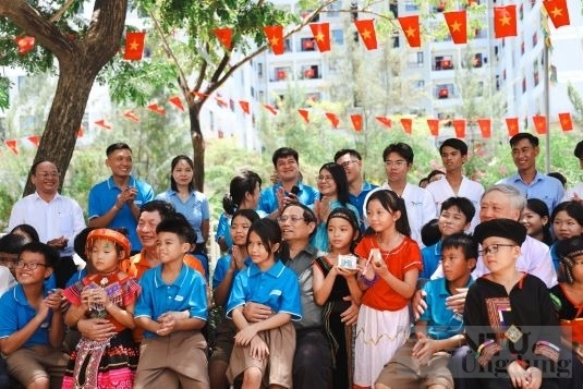 Thủ tướng Phạm Minh Chính thăm hỏi và động viên thầy trò trường Hy Vọng nhân dịp năm học mới