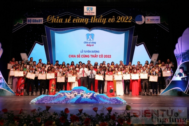 Tuyên dương 68 giáo viên tiêu biểu trong chương trình "Chia sẻ cùng thầy cô" năm 2022