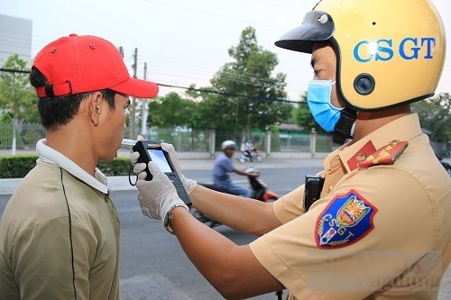 Uống bia không cồn, khi thổi nồng độ cồn có lên không?