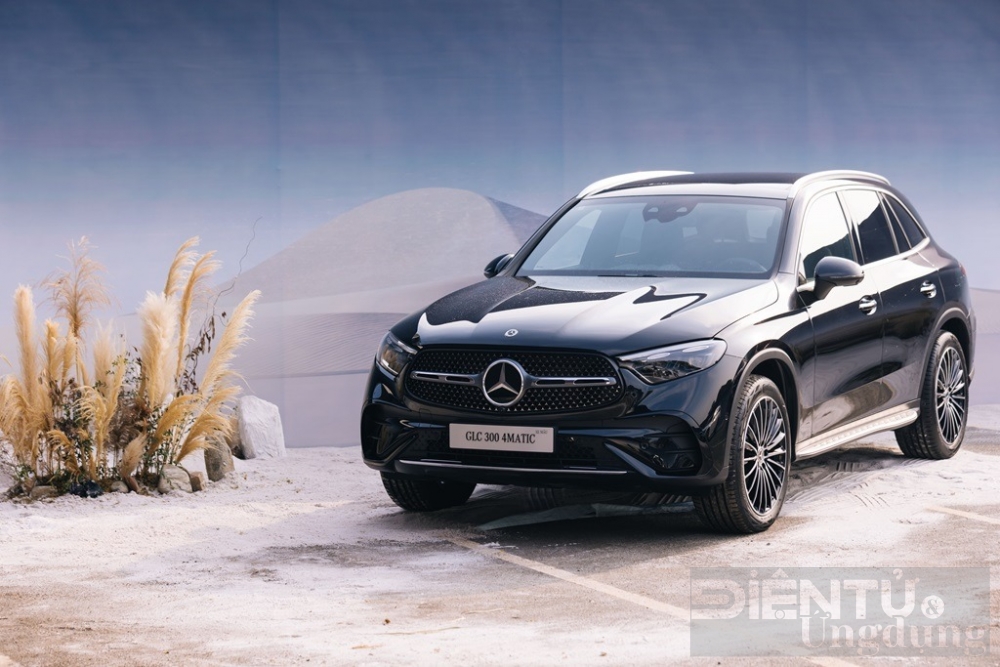 mercedes benz glc300 4matic doat ngoi vi xe cua nam 2024