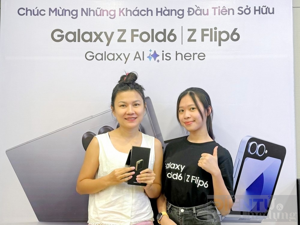 minh tuan mobile giao galaxy z6 series cho khach hang dat truoc