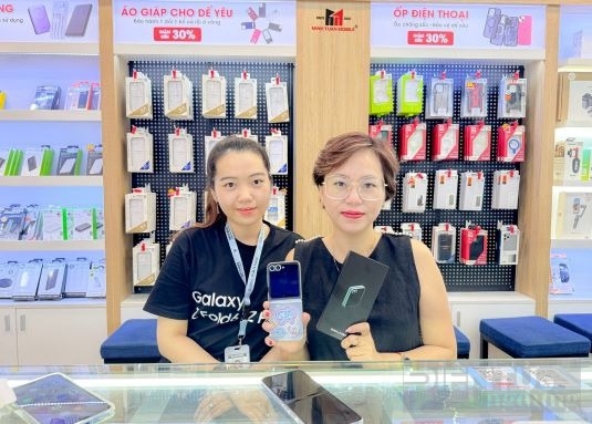 Minh Tuấn Mobile giao Galaxy Z6 Series cho khách hàng đặt trước