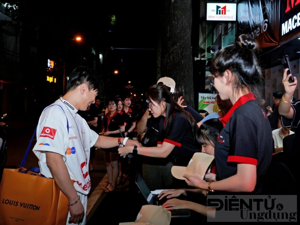minh tuan mobile giao thanh cong 200 iphone 16 series vna ngay trong dem mo ban som