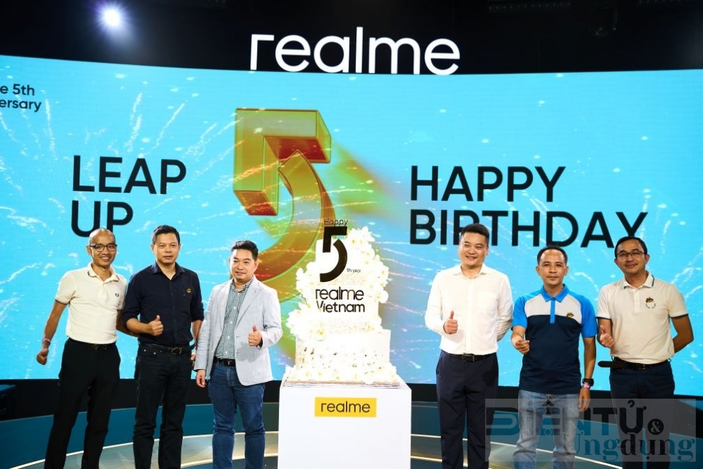 mung tuoi len 5 realme lot top 5 thuong hieu cong nghe tai viet nam