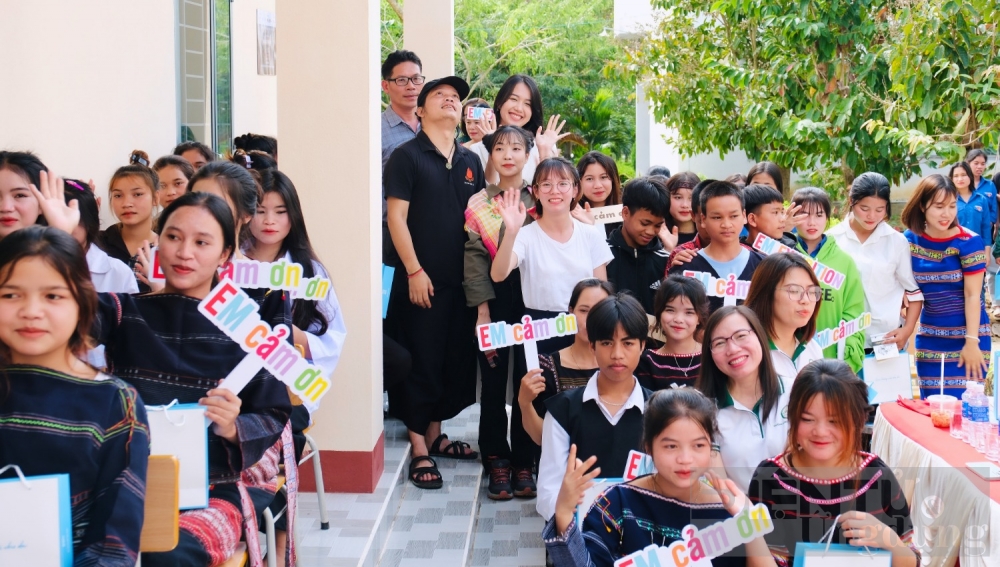 nha noi tru cho em tiep suc cho hoc sinh mien nui kbang den truong