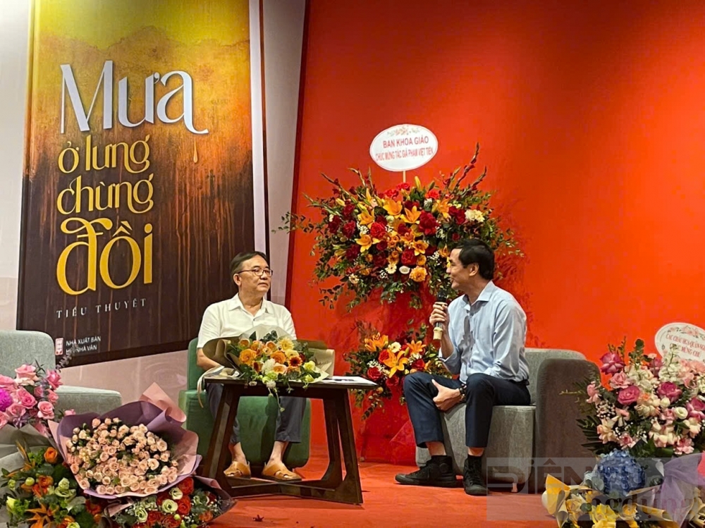 nha van pham viet tien ra tieu thuyet mua o lung chung doi