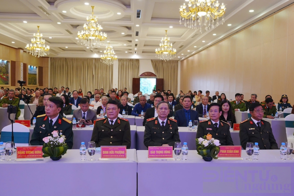 ninh binh trao 80 di anh chan dung anh hung liet si duoc phuc dung bang cong nghe ai