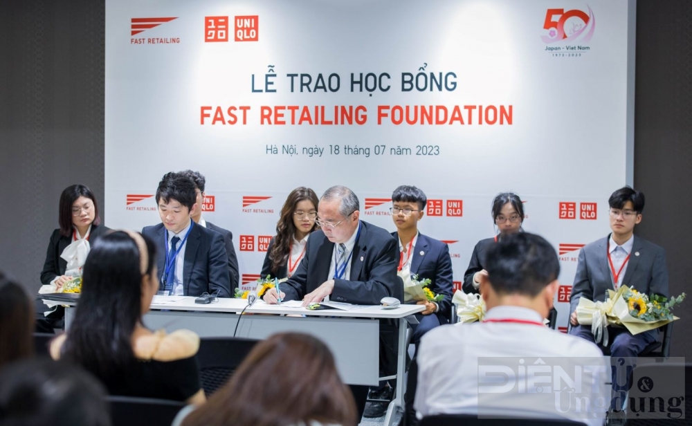 quy fast retailing trao tang 6 suat hoc bong cho du hoc sinh viet nam