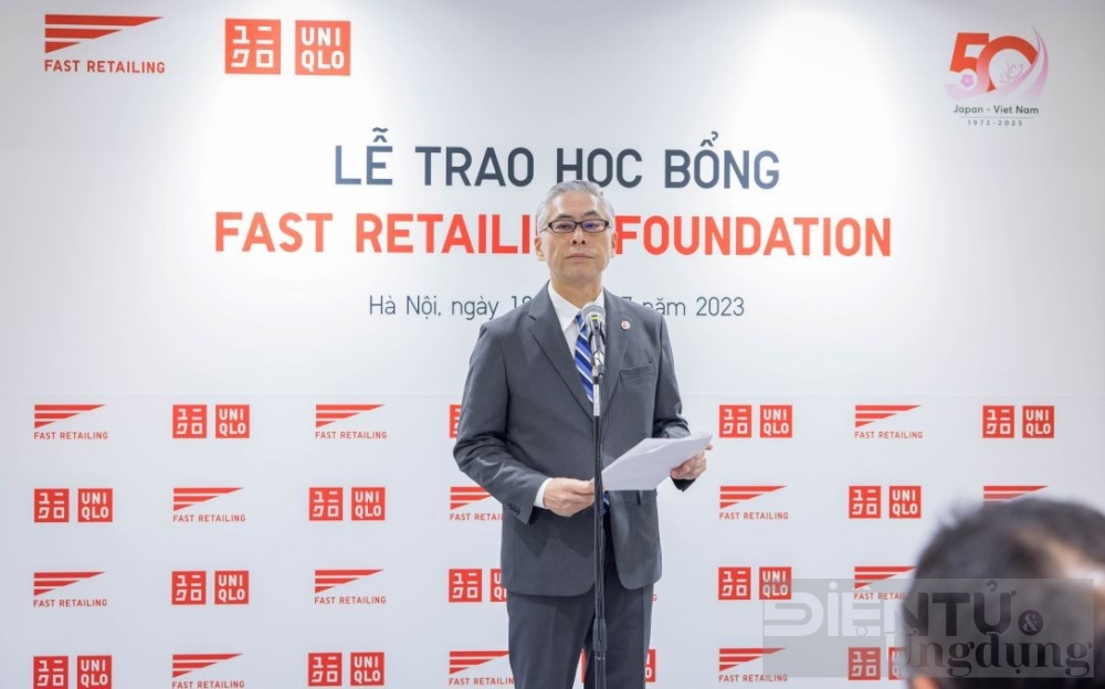 quy fast retailing trao tang 6 suat hoc bong cho du hoc sinh viet nam