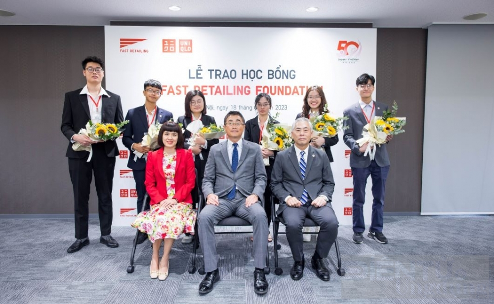 quy fast retailing trao tang 6 suat hoc bong cho du hoc sinh viet nam