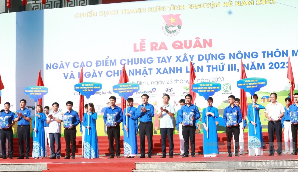 Ra quân Ngày cao điểm tình nguyện chung tay xây dựng nông thôn mới tại Ninh Bình