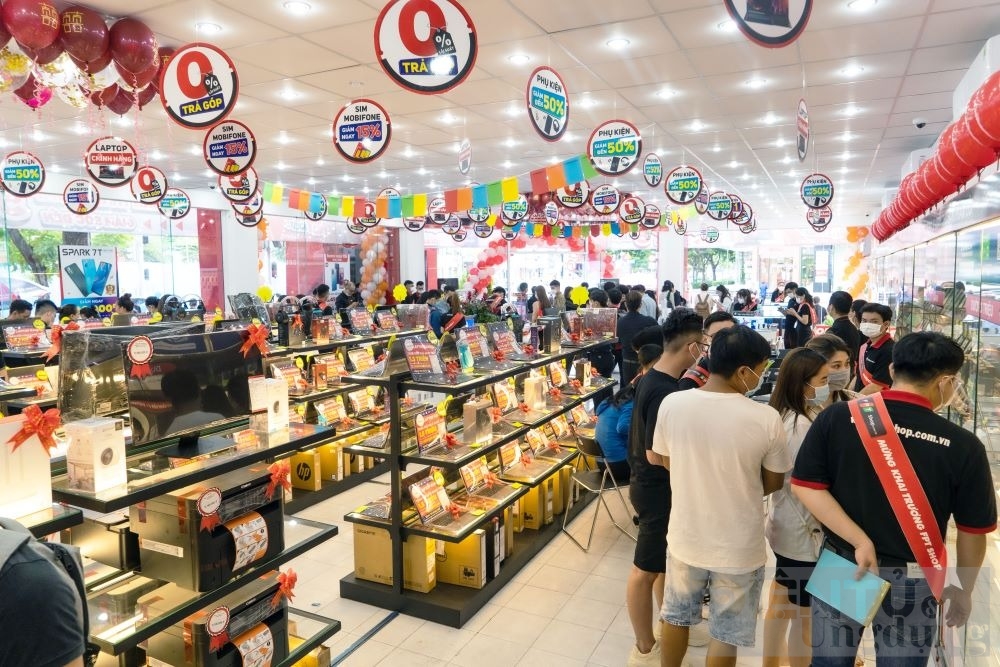sale het ket nam fpt shop mo dot giam gia khung den 70
