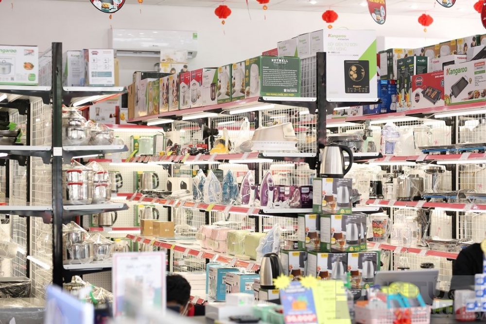 sale het ket nam fpt shop mo dot giam gia khung den 70