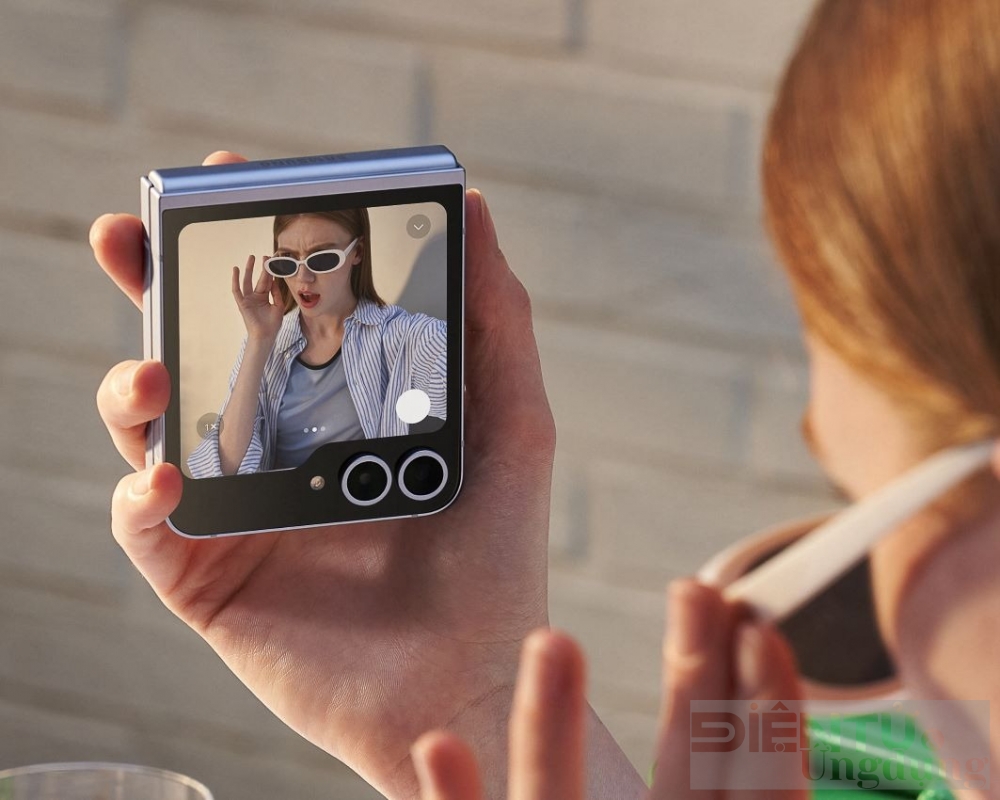 samsung galaxy z flip6 qua hitech cho quy co