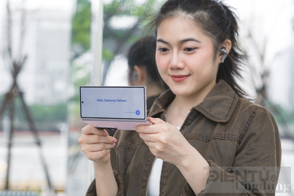 samsung galaxy z flip6 qua hitech cho quy co