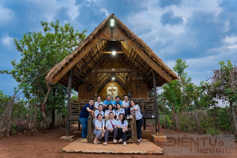 signify thap sang tinh thuong tren vung cao