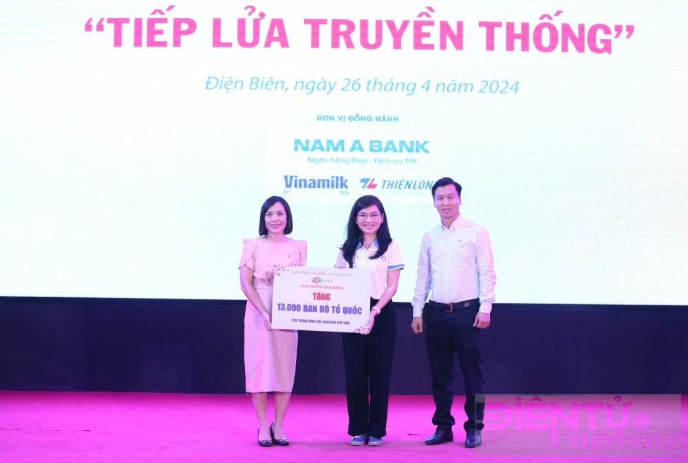 Tặng 13.000 bản đồ Việt Nam cho các trường học trên cả nước