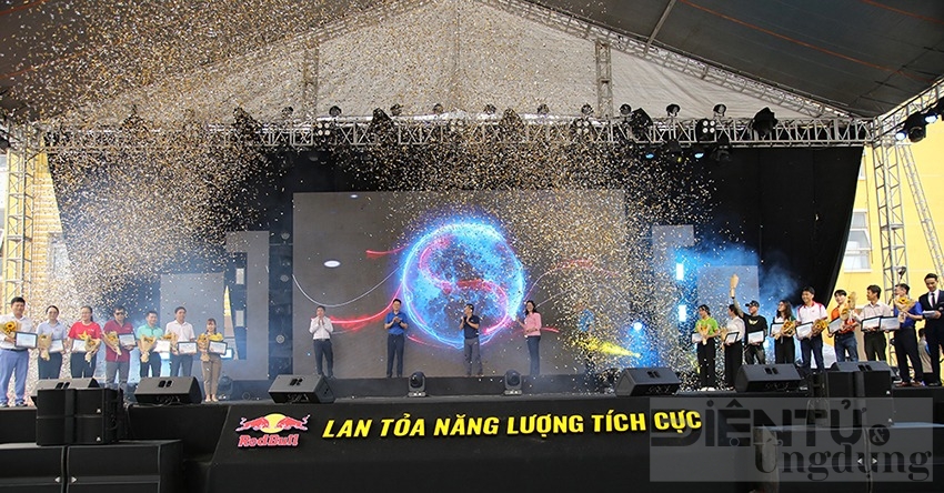 thanh nien cong nhan dong nam bo hoa trong ngay hoi lan toa nang luong tich cuc