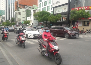 Bộ Tài chính không tán thành đề xuất về việc áp đặt thuế khí thải đối với xe máy và ô tô