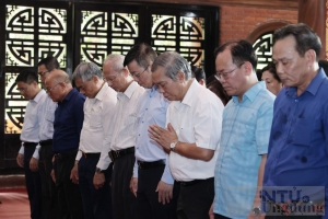 Đoàn cán bộ Bộ TT&TT dâng hương tại Đền thờ Bác Hồ ở khu di tích ATK Định Hoá