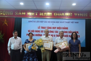 Nguyên Bí thư Chi bộ REV nhận Huy hiệu 30 năm tuổi Đảng