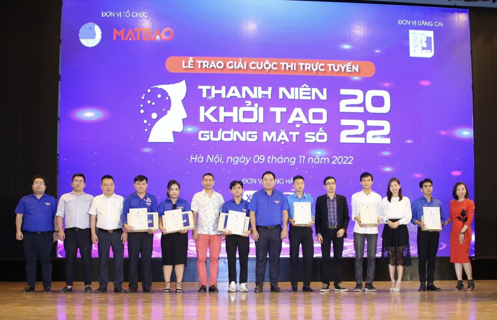 trao giai cuoc thi truc tuyen thanh nien khoi tao guong mat so nam 2022