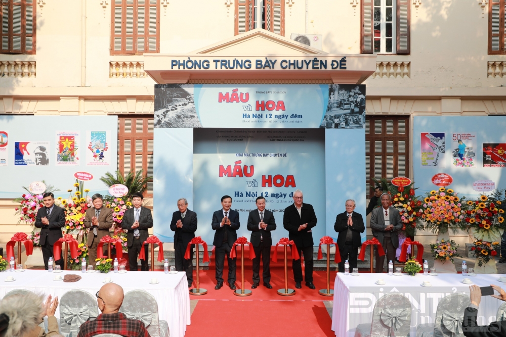 Trưng bày chuyên đề “Máu và Hoa - Hà Nội 12 ngày đêm”