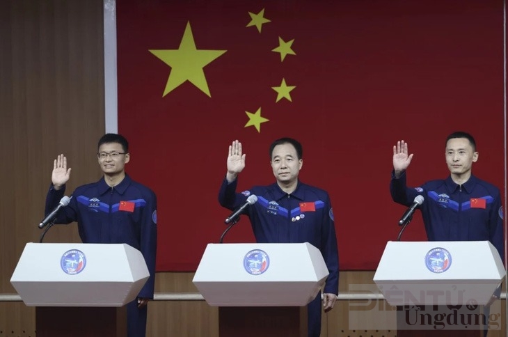 trung quoc lan dau tien dua phi hanh gia dan su len khong gian