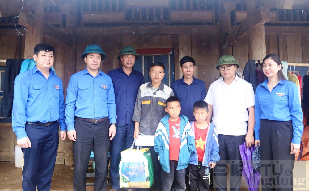 trung uong doan tang qua nguoi dan vung lu tai xa chieng noi tinh son la